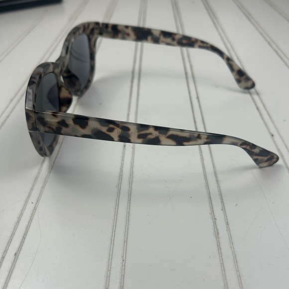 Tortoise Oversized Sunglasses Womenโs Fashion Shades - Picture 3 of 8